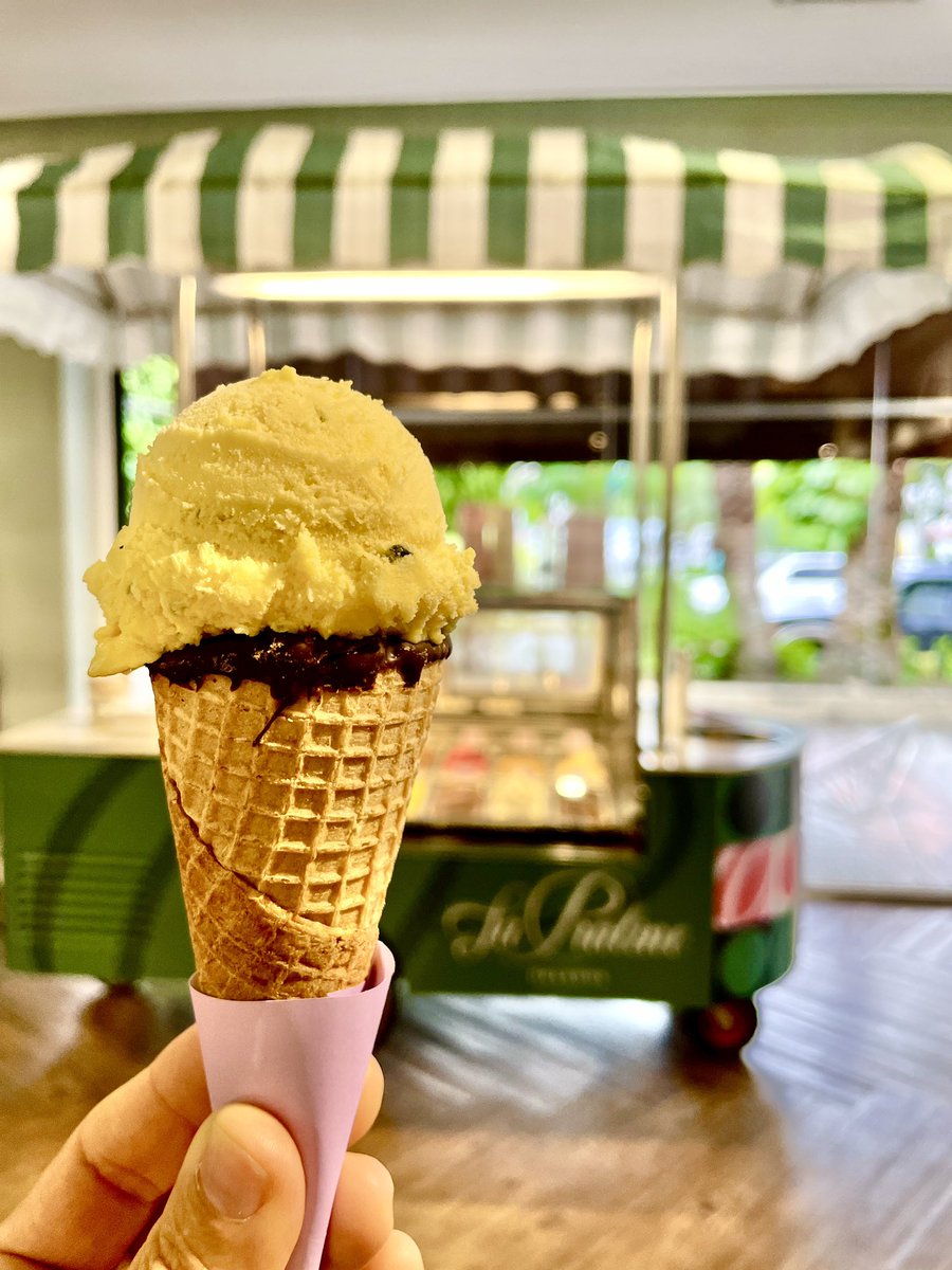 Nada como un buen gelato para resaltar esas gloriosas combinaciones
Mango + Parchita + Albahaca. Uff!
Mango dulcito y cremoso, con el punto exacto de acidez que brinda la parchita y un toque de aromática albahaca.