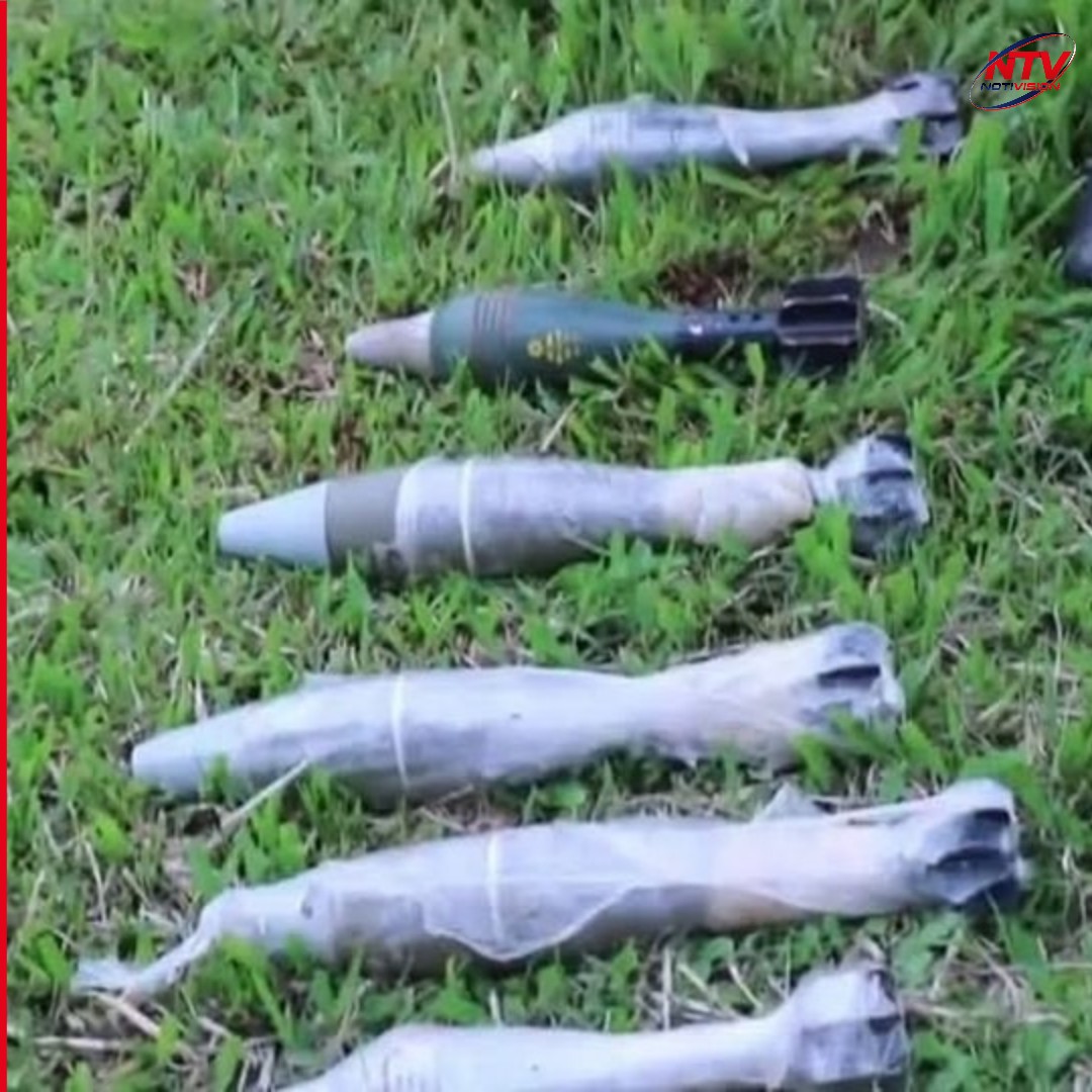 Notivision_Col's tweet photo. Golpe al GAO-r en el Meta: Ejército incautó 21 fusiles, granadas, explosivos y capturó a alias Arturo Ruiz. El arsenal sería usado en ataques contra civiles y militares. #LaMacarena #Meta #EjércitoColombia #GAOr https://t.co/rrVSkJrEmo