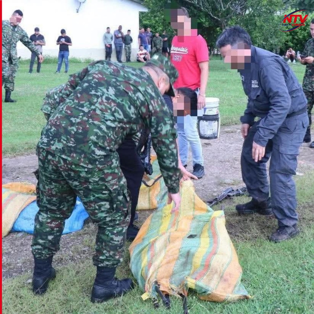 Notivision_Col's tweet photo. Golpe al GAO-r en el Meta: Ejército incautó 21 fusiles, granadas, explosivos y capturó a alias Arturo Ruiz. El arsenal sería usado en ataques contra civiles y militares. #LaMacarena #Meta #EjércitoColombia #GAOr https://t.co/rrVSkJrEmo