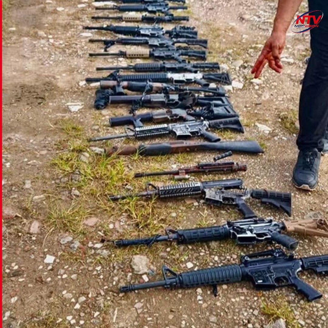 Notivision_Col's tweet photo. Golpe al GAO-r en el Meta: Ejército incautó 21 fusiles, granadas, explosivos y capturó a alias Arturo Ruiz. El arsenal sería usado en ataques contra civiles y militares. #LaMacarena #Meta #EjércitoColombia #GAOr https://t.co/rrVSkJrEmo