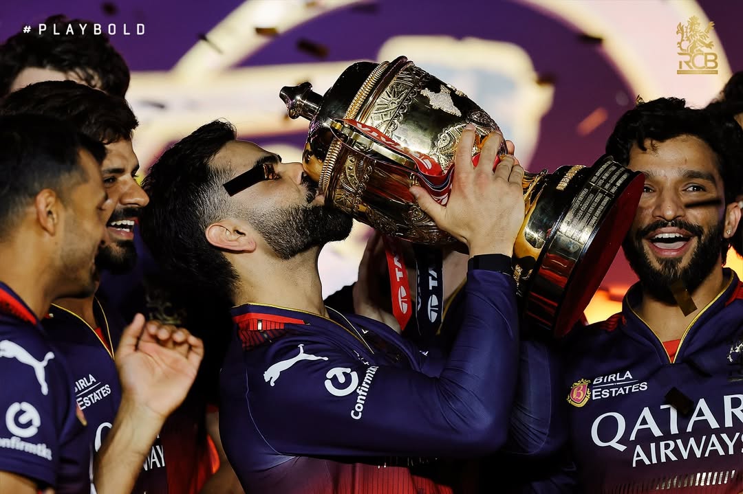 biggbossog_7's tweet photo. The Iconic Photo Of  Virat Kohli  #ViratKohli𓃵 #IPLFinal #ViratKohli #IPL2025 #RCB #RajatPatidar https://t.co/AoI9g0AJga