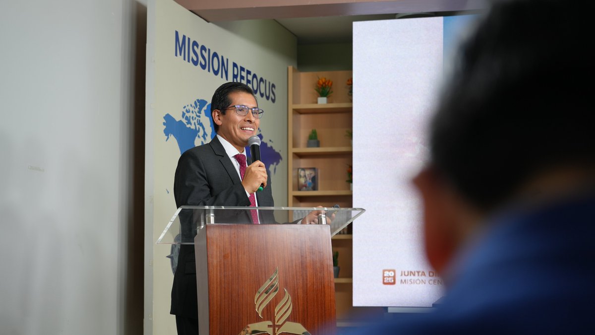 El Mg. Daniel Olortegui presentaron el informe de tesorería en la #JuntaPlenariaMiCOP, mostrando el avance financiero de la Iglesia e instituciones. “Dios confió medios a sus mayordomos para sostener la obra de salvación”. 💰📷 #RID