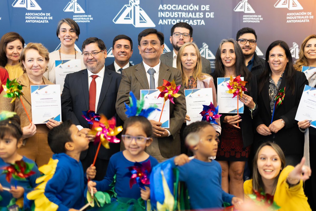 👉 Gobernador de #Antofagasta, Ricardo Díaz Cortés, junto a autoridades regionales y representantes del mundo privado, participó en el lanzamiento y renovación de la firma del Compromiso con la Primera Infancia, en el marco del programa Construyendo Valor Social de la AIA. 👶🧒🤝