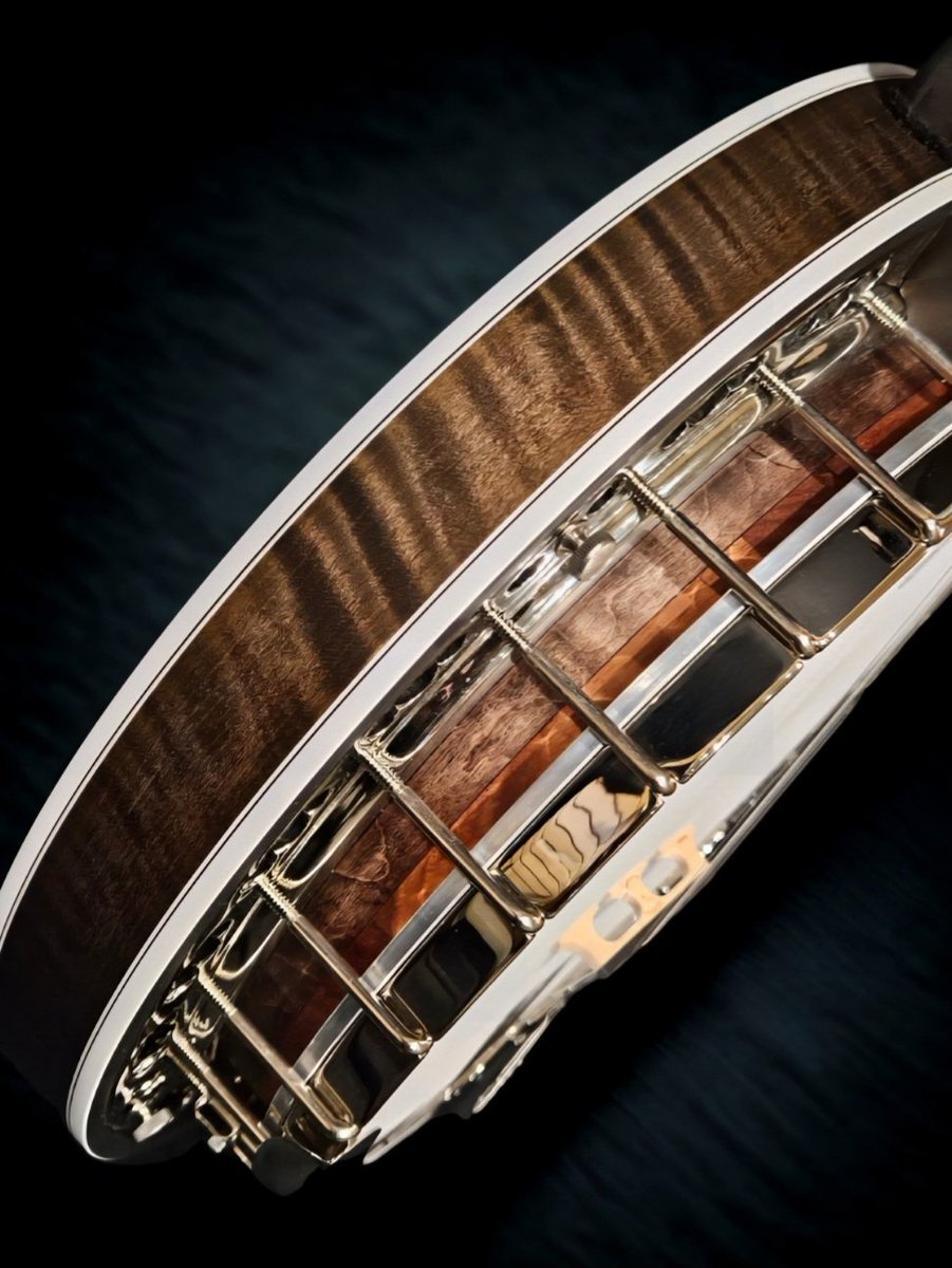 The beloved #JohnHartford Signature #Banjo with Grenadillo wood tone ring was released in 1986 in close collaboration with John. Packed with so much volume and tone in a lightweight banjo that allowed John to dance while playing! Learn and hear more at deeringbanjos.com/collections/jo…