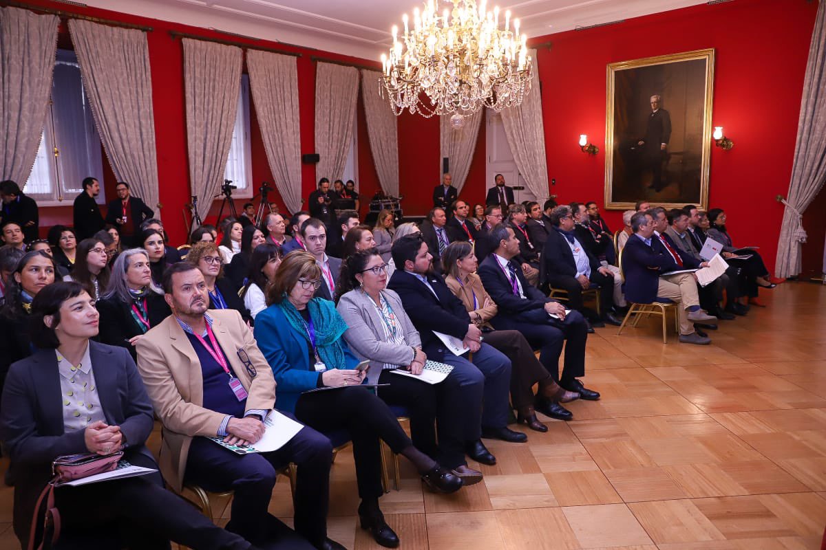 Ministerio de Agricultura de Chile 🇨🇱 (@minagricl) on Twitter photo Avanzamos por una agricultura más moderna y que fortalece la prevención a las emergencias 👩🌾👨🌾
Desde el Palacio de La Moneda, el ministro Esteban Valenzuela junto al subsecretario de <a href="/Sub_Agricultura/">Subsecretaría de Agricultura</a>, Alan Espinoza; directoras y directores de servicios del <a href="/MinagriCL/">Ministerio de Agricultura de Chile 🇨🇱</a>; Avanzamos por una agricultura más moderna y que fortalece la prevención a las emergencias 👩🌾👨🌾
Desde el Palacio de La Moneda, el ministro Esteban Valenzuela junto al subsecretario de <a href="/Sub_Agricultura/">Subsecretaría de Agricultura</a>, Alan Espinoza; directoras y directores de servicios del <a href="/MinagriCL/">Ministerio de Agricultura de Chile 🇨🇱</a>;