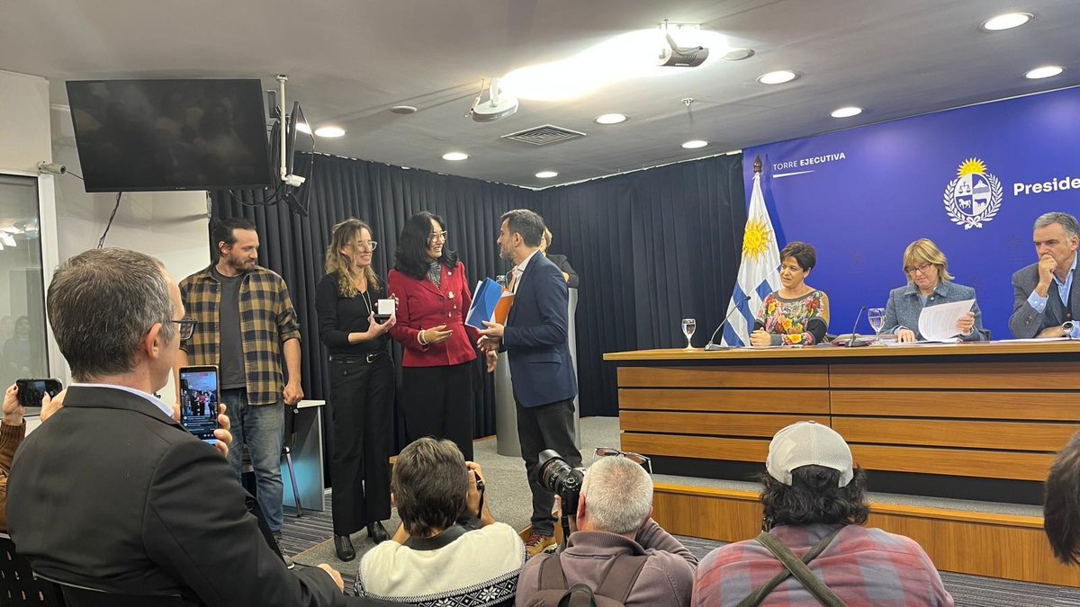 Comisión Cardiovascular (@cardiosaluduy) on Twitter photo La <a href="/cardiosaluduy/">Comisión Cardiovascular</a> acompañó el Acto por el Día Mundial sin Tabaco donde el Presidente <a href="/OrsiYamandu/">Yamandú Orsi</a> y la Ministra de Salud Pública <a href="/LustembergC/">Cristina Lustemberg</a> anunciaron las medidas para continuar avanzando en las acciones por el control del tabaco en pro de la salud de la población.
La La <a href="/cardiosaluduy/">Comisión Cardiovascular</a> acompañó el Acto por el Día Mundial sin Tabaco donde el Presidente <a href="/OrsiYamandu/">Yamandú Orsi</a> y la Ministra de Salud Pública <a href="/LustembergC/">Cristina Lustemberg</a> anunciaron las medidas para continuar avanzando en las acciones por el control del tabaco en pro de la salud de la población.
La