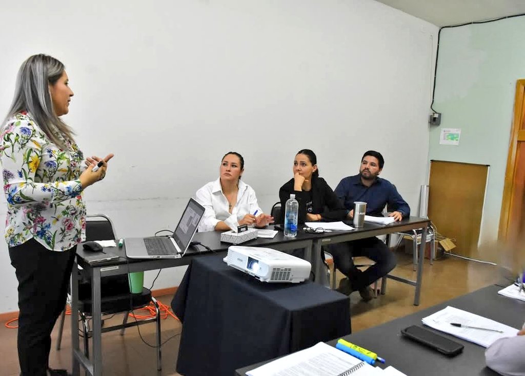Integrantes de la Dir. de Educación y Formación en #DDHH de la #CEDHD, continúan en constante capacitación con el objetivo de seguir Promoviendo, Protegiendo y Difundiendo los #DerechosHumanos de todas las personas en todos los lugares.

#HagamosQueLosDerechosHumanosSeVivan🕊