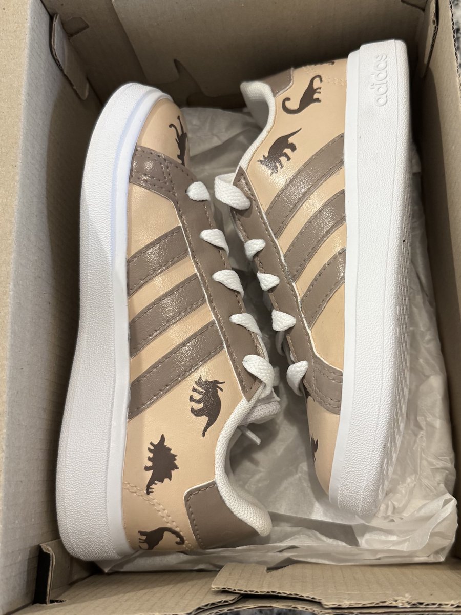beccasdesignstx's tweet photo. We’re a sucker for a cute kid’s custom!! 🦖🦕

#beccasdesigns #art #artist #custom #giftideas #kidsshoes #adidas #customshoes #smallbusiness #dreamjob https://t.co/kz7ve2N72x