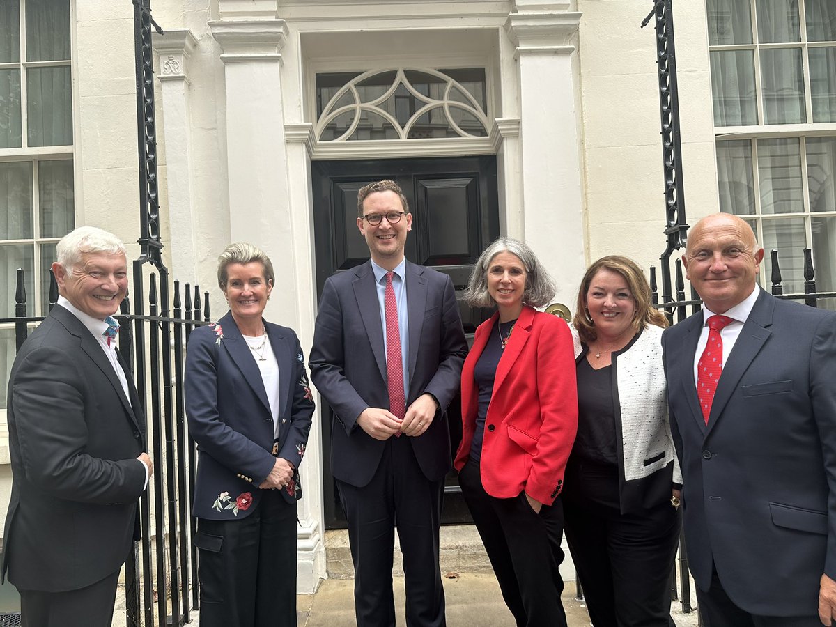 The government is committed to working with business to improve wages, create good jobs and support thriving businesses in every part of the country. 

Great to meet with <a href="/The_IoD/">IoD</a> <a href="/britishchambers/">BCC</a> <a href="/CBItweets/">CBI</a> <a href="/fsb_policy/">Federation of Small Businesses (FSB)</a> <a href="/MakeUK_/">Make UK</a> today to talk about our work together.