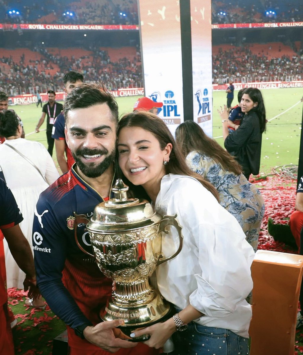 JeetN25's tweet photo. Virat Kohli &amp; Anushka Sharma with IPL Trophy 🏆 

#RCBvsPBKS #ViratKohli𓃵 #IPLFinal https://t.co/Z1iTADvnw0
