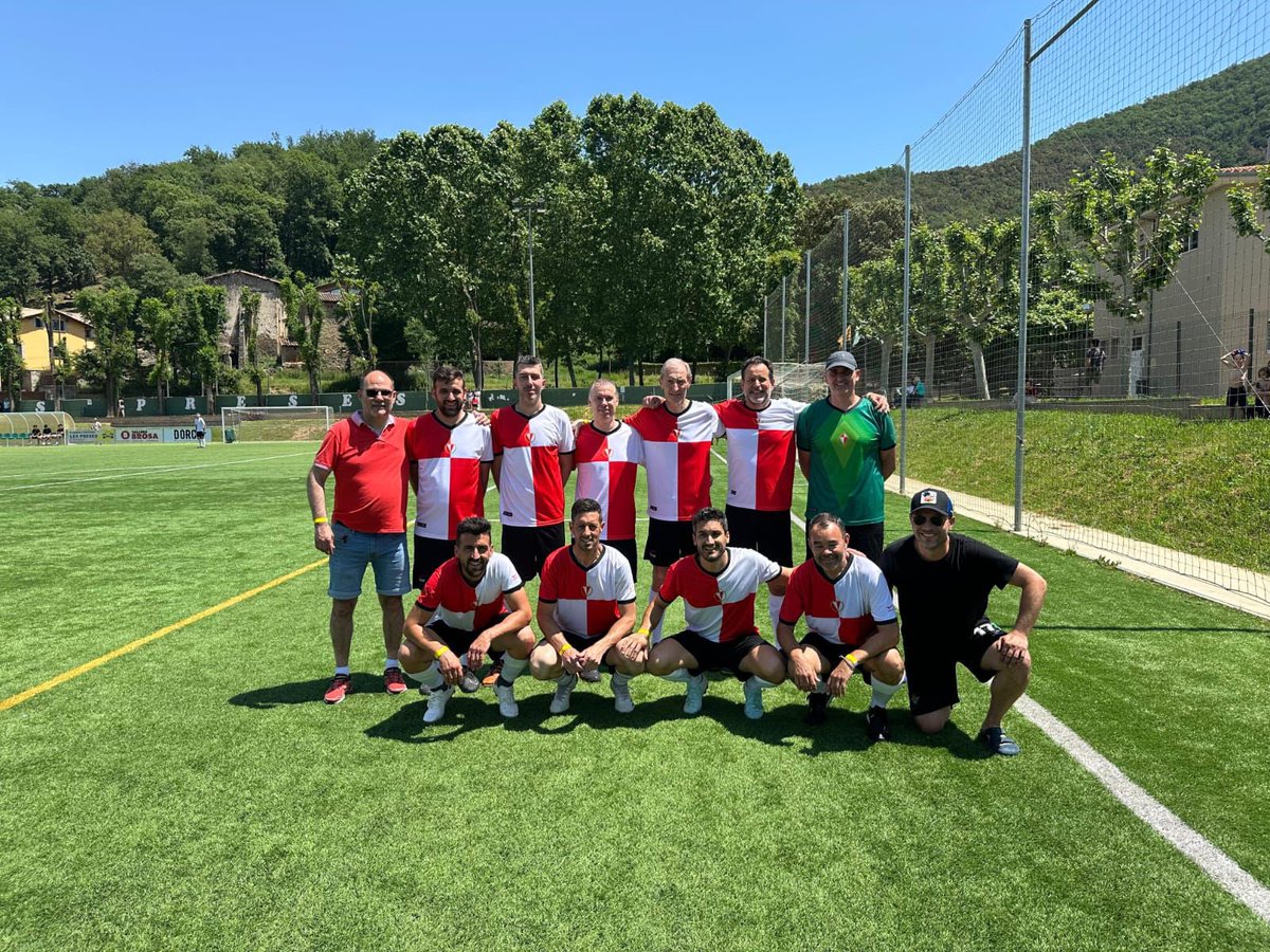 🏆 Aquest cap de setmana vam participar al 5è Torneig Garrotxa Legends organitzat pel CF Les Preses.

🔝 Gran actuació dels nostres exjugadors amb les noves equipacions del centenari!

⚽️ Derrota a quarts de final contra el CD Llano de Sabadell. 

#SomhiNyerros #OrgullPlanenc