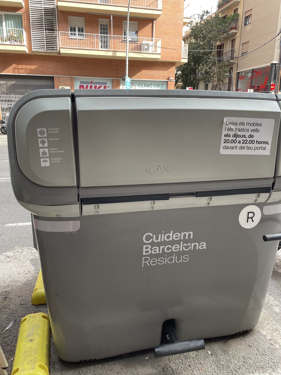 GJG_XCV's tweet photo. Que triste ver estas cosas en Barna en 2025… (Avenida de Madrid, 3 de junio) #bcn #barcelona https://t.co/dxsrzCiN3q