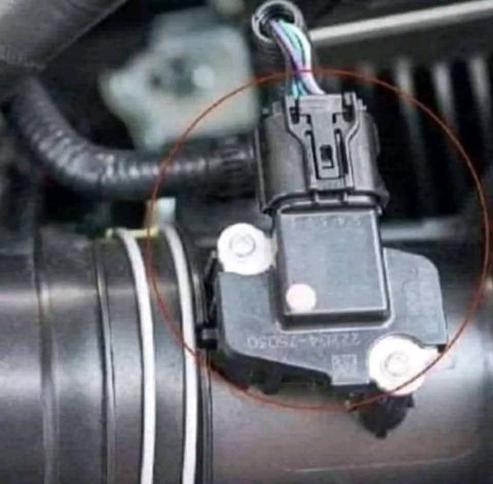 إذا أهملت تنظيف هذا الجزء البسيط من السيارة راح تواجه مشاكل مثل زيادة استهلاك البنزين، ضعف تسارع السيارة، اهتزاز المحرك، وصعوبة بالإقلاع. بالإضافة لذلك، ممكن يشتغل ضوء فحص المحرك بسبب القراءات الخاطئة. 📌