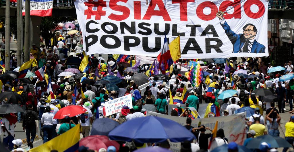 Agencia Prensa Rural (@prensarural) on Twitter photo #ULTIMAHORA
El presidente <a href="/petrogustavo/">Gustavo Petro</a> anuncia que convocará la consulta popular por decreto.
'Hay que restituir el Estado de derecho en Colombia, y la soberanía popular' sentenció el mandatario de l@s Colombian@s.
#ConsultaPopularYa
#ConsultaPopularXDecreto #ULTIMAHORA
El presidente <a href="/petrogustavo/">Gustavo Petro</a> anuncia que convocará la consulta popular por decreto.
'Hay que restituir el Estado de derecho en Colombia, y la soberanía popular' sentenció el mandatario de l@s Colombian@s.
#ConsultaPopularYa
#ConsultaPopularXDecreto