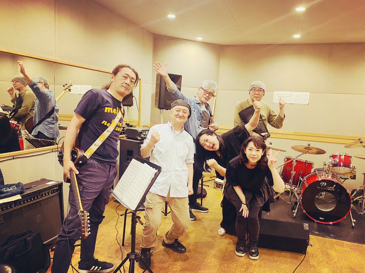 LalaleeneOffice's tweet photo. ライブまであと2日。つらいことも悲しいこともいろいろありましたが、突然女神は現れるものですね。強力な助っ人も現れ華やかなステージになりそうです。最高のバンドサウンドとコーラスと共に心を込めてお届けします！会場でみなさまとお会い出来ること楽しみにしています。
https://t.co/CHW5DynVc3 https://t.co/wW1YYlZZVZ