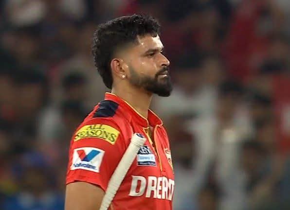 "मैं उस सीढ़ी से फिसला, 
जिसके ठीक बाद मंजिल थी।"💔🥺