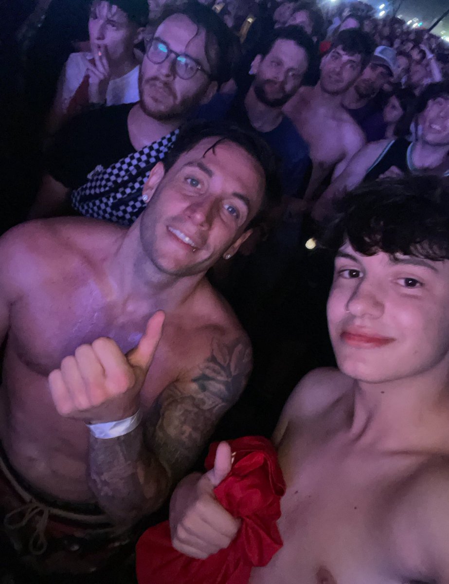 este chico me subió en colombiana, chapamos y después me cuidó lo que quedaba de concierto, un angel la verdad ❤️‍🩹