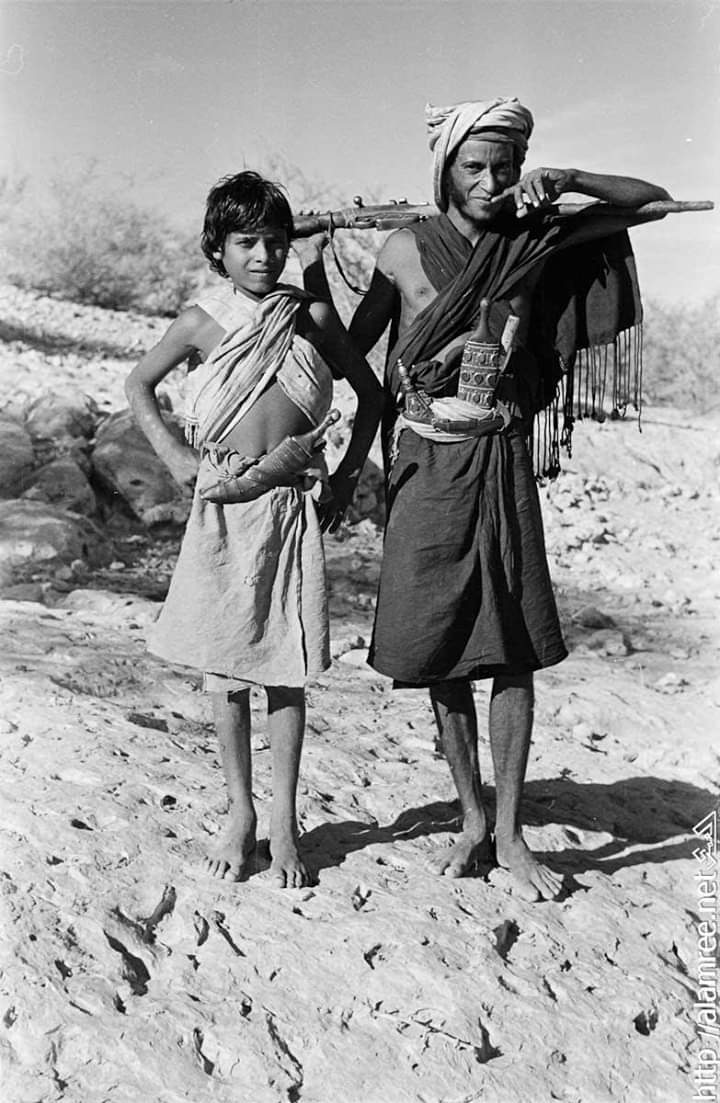 الصبيغة هي اللبس الحضرمي السائد حتى وقت قريب

 وكذلك في الصورة تظهر الجنبيه الحضرميه بالجفير العابدي ويميزها الصدر والحذوه مرصع بالفضه في الأب والميان في الإبن

#حضرموت