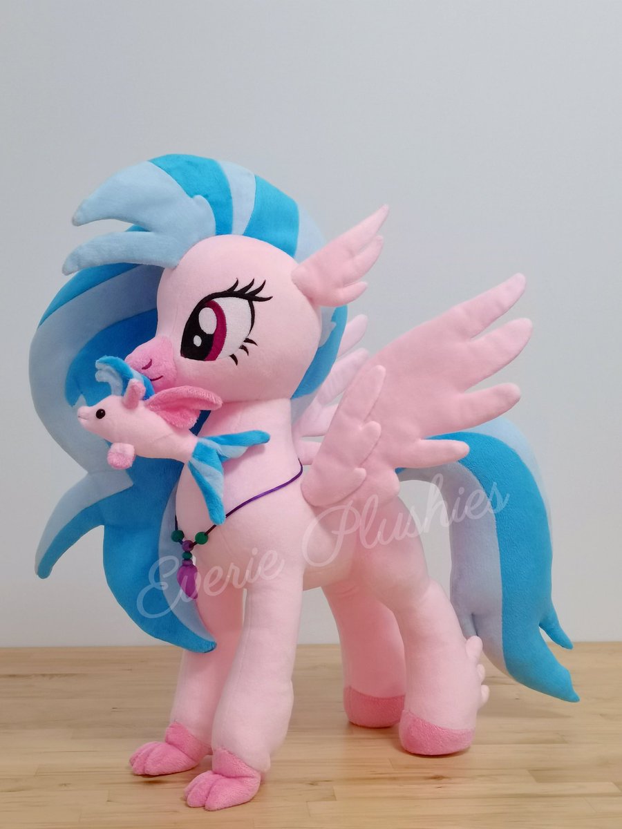 A little bird ran to you and gave you a little fish.
#mlp #silverstream #handmadeplush