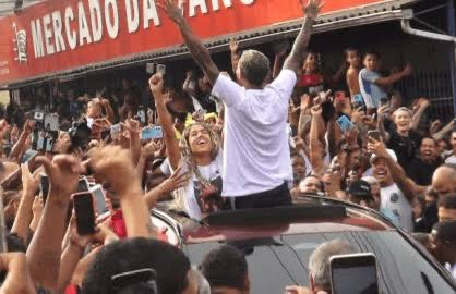 Assistindo às cenas da soltura do tal MC Poze, lembrei de um episódio do Café Brasil que publiquei em 2007.

Desceu.

portal.lucianopires.com.br/quando-o-morro…