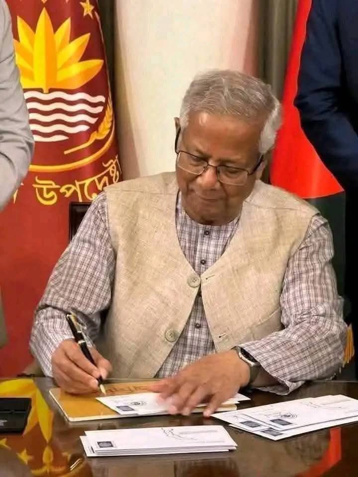 MdSaifulSadi's tweet photo. 1) মুজিব নির্বাচন ছাড়া ক্ষমতায় ছিল ১.৫ বছর।
2) জিয়া ছিলেন ৪.৫ বছর। 
3) এরশাদ ছিলেন ১০ বছর।
4)২০০৬ সালে খালেদা জিয়া ছিলেন ২৭   দিন৷৷৷
5) শেখ হাসিনা  ১৬বছর৷৷

তখন কোথায় ছিল ভোটের অধিকার,‼️
আর যখন বাংলাদেশ খুজে পেয়েছে তার যোগ্য নেতাকে তখন ২টি মাত্র দলের নির্বাচন চাই নির্বাচন চাই বলে গলা ফাটায়!
নোভোটিং। 
বিপ্লবী সরকারের ভোট লাগেনা।
বিপ্লবী মানেই অটো বৈধ।পৃথিবীর ইতিহাস তাই বলে।এদেশের মানুষ আমরা ভোটের অধিকার চাই না।ভালো একজন নীতিবান শাসক চাই। আমরা চাই ডক্টর মুহাম্মদ ইউনুস স্যার কম হলেও ৫ বছর ক্ষমতায় থাকুক। 🇧🇩✊