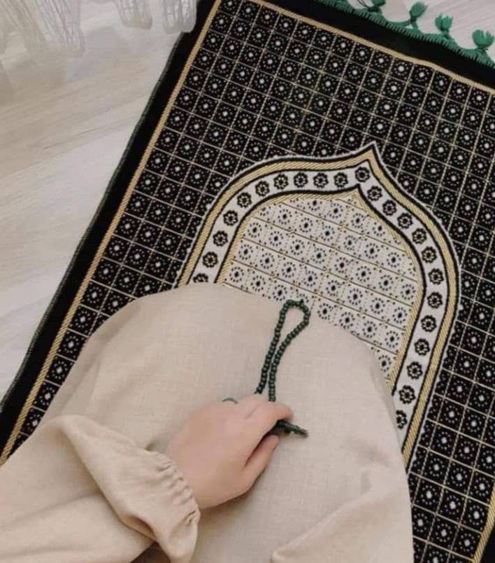 السلام علیکم ورحمتہ اللہ🌹 

پوری دنیا کو فتح کرنے سے بھی بڑی کامیابی یہ ہے کہ فجر کی نماز وقت پر ادا کر کے، شیطان پر اپنی دن کی پہلی فتح حاصل کرو اور اپنے اللہ کے حضور سجدہ ریز ہو جاؤ 🤲 

🍁 الصَّلَاةُ خَيْرٌ مِنْ النَّوْمِo 💐 
نماز نیند سے بہتر ہے.!! 🧕🌺