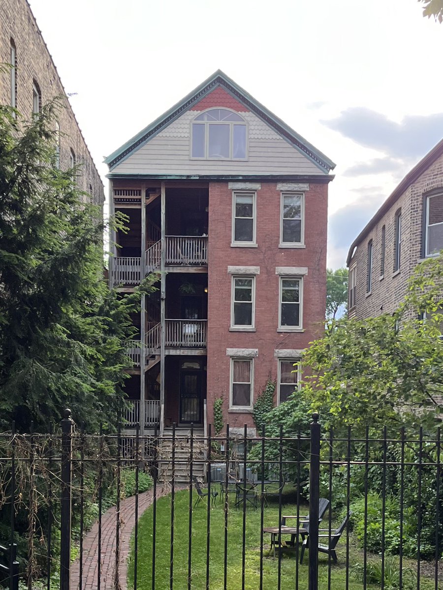 A nice Chicago 3+ flat but ass-forwards.