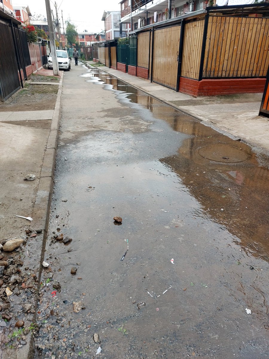 losdelcinco's tweet photo. Pedimos ayuda ha @aguas_andinas ya que en cleopatra 10526 Block 7, del día domingo corre y corre el agua y es una impotencia la perdida tan grande que corre, vino personal de A.A y NPS pero no hubo buenos resultados y es necesario cortar la pérdida de alguna forma https://t.co/VgLViUqn7B