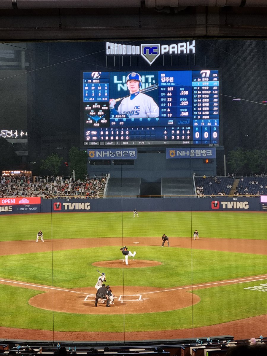 14dannim's tweet photo. 5.30-31
갑작스럽게 엔팍 다녀옴
기차는 매진이였는데 여차저차 구하고 티켓도 숙소도 기차에서 급하게 샀다
그리고 승요🫡 https://t.co/qapfPeOZNE