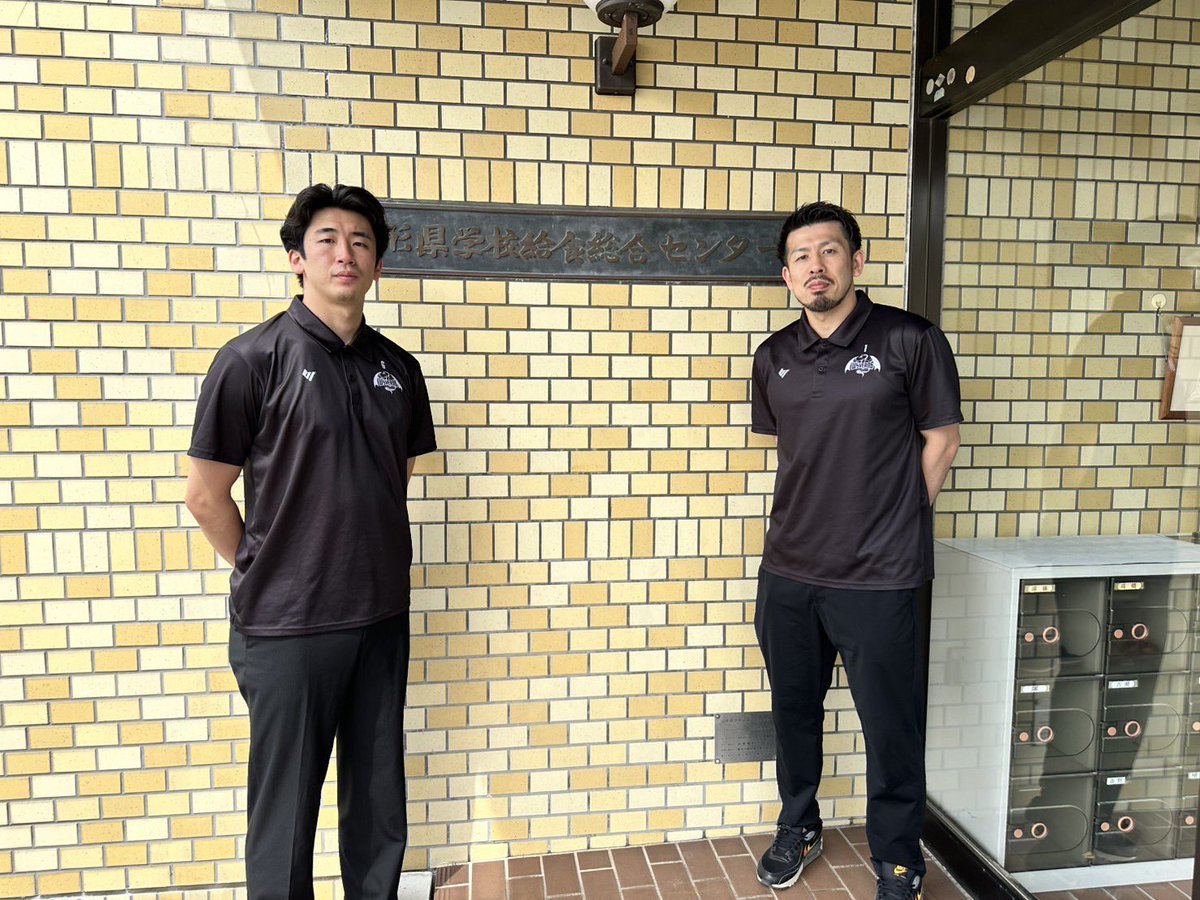 ◤ 御礼 ◢

■ 公益財団法人山形県学校給食会 様

#中島良史 選手、#佐藤巧 選手がシーズン終了のご報告と御礼のご挨拶に伺いました。

山形県学校給食会様のご協力により、平成27年度より山形県教育委員会との共同企画食育プロジェクト「山形ワイヴァンズ応援給食」を実施しています。