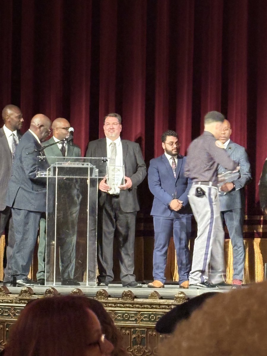 Louis Bruschi received the Urban Village Mentoring Pivotal Change Maker Award for his work going above and beyond supporting Project Pivot in the District 31 community! 🤩🏆🥇🏅🎖️👏👏👏 <a href="/DocPalton/">Doc Palton</a> <a href="/CChavezD31/">Christine Chavez</a> <a href="/christineloug14/">Christine Loughlin</a> <a href="/CSD31SI/">CSD31StatenIsland</a>