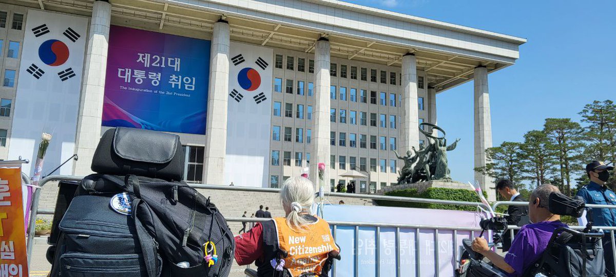 이재명 대통령님 축하합니다!
이제는 진짜 대한민국을 만들어주십시오.

진정한 공동체를 만들겠다는 말씀처럼, 차별과 혐오가 판치는 사회가 아닌 장애인도 시민으로 이동하는 민주주의를 실현시켜주십시오.

장애인을 집단적으로 수용하는 정책은 관행적으로 이루어져온 차별의 역사입니다.