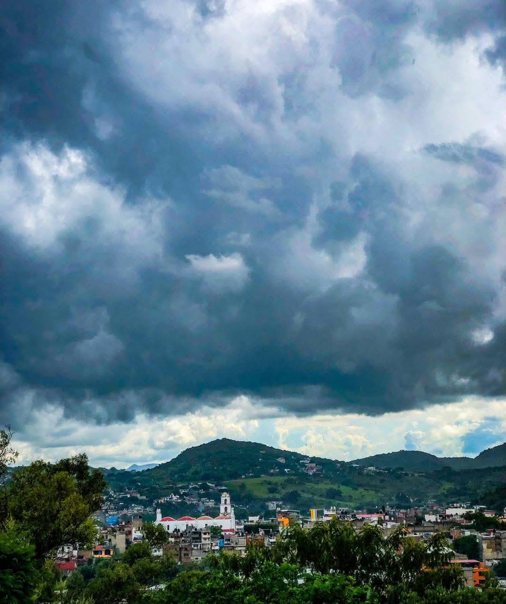 TeloloapanMX's tweet photo. Hermosa tarde de lluvia en #Teloloapan, Gro.🌧️ 🤍

Fotografía: @Jesús A Bahena https://t.co/M0xz3vZtBl