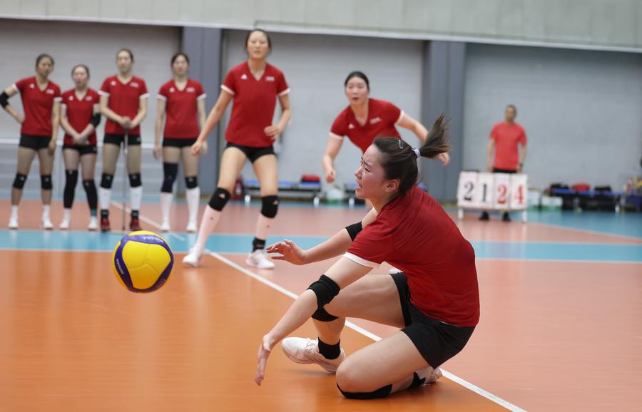 A rejuvenated Chinese women's #volleyball team, led by new coach Zhao Yong and captain Gong Xiangyu, kicks off its 2025 #VNL campaign in Beijing with high hopes and a wave of fresh talent. xhtxs.cn/366