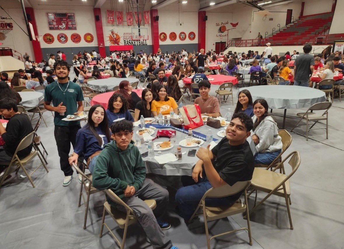 JesseHHdz's tweet photo. Very Grateful to Jefferson High School for including our ETS Staff to the Senior Breakfast. Thank you for Acknowledging our Partnership and the Dedication, Hard  Work we have for our Students’  Success. #StrongerTogether @erincon_13_JSHS #ItStartsWithUs https://t.co/F7ltHv3xk1