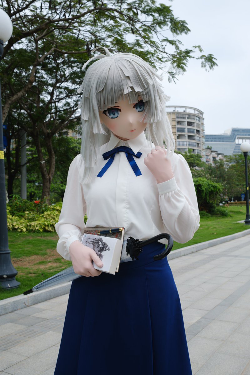 军学少女与洋装。
“契约者……这件洋装，真的要我穿吗？虽然是‘伪装’，但……太贵重了吧……唔，穿着走在街上，好像……好像有点不自在。啊——最近在读的这本书很有趣哦，说不定你也会喜欢……诶！我平时的说话方式不一样么……”
#着ぐるみ #kigurumi #サムライレムナント #FateSR #FGO #由井正雪