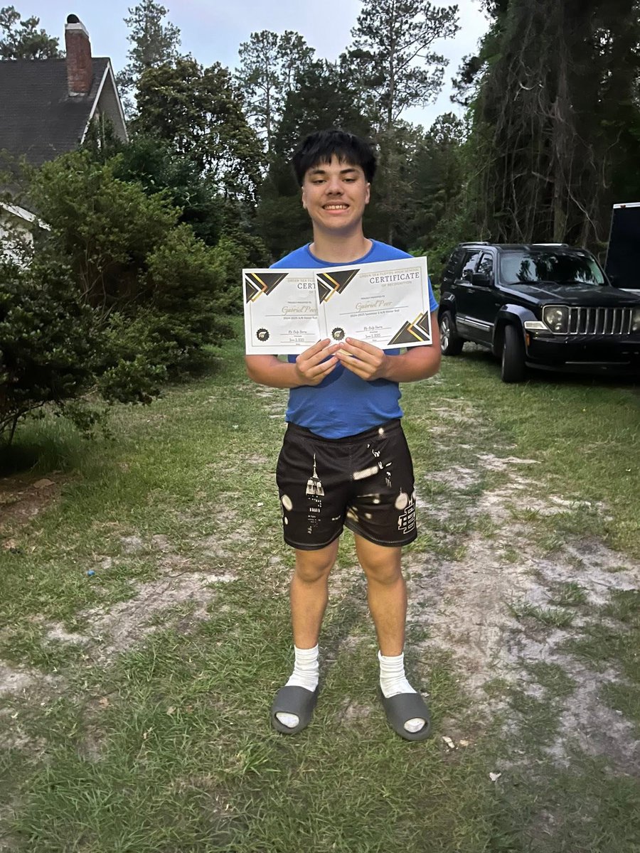 Gpeer317's tweet image. A/B honor roll for my whole freshman year 🙏💪 thank lord for guiding me thru my first year of high school. 4.25 Gpa #studentfirstathletesecond #studentathlete