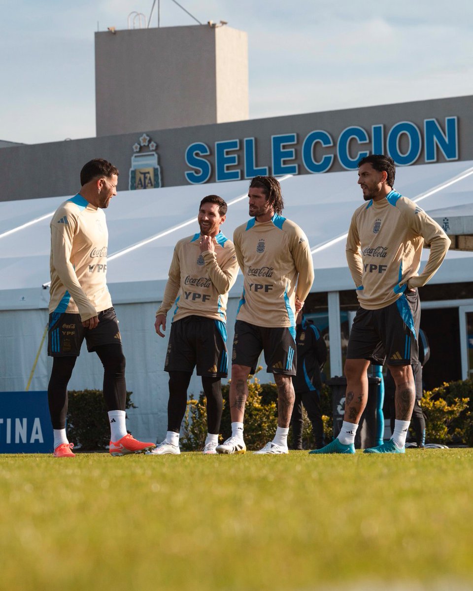 Early morning TL filled with photos, vids and gifs of Messi back in Argentine camp 😭😭❤️❤️❤️❤️