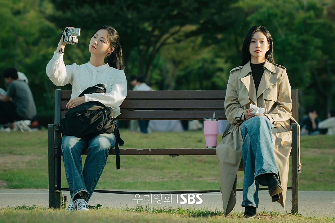 SBSNOW's tweet photo. 전여빈X이설 둘 사이 눈빛 뭔데 뭔데🫣
신인 배우와 영화계 톱스타의 아찔한 연기 케미

SBS 새 금토드라마 <우리영화>
☞ 6월 13일 [금] 밤 9시 50분 첫 방송

#SBS새금토드라마 #우리영화
#OurMovie #정통감성멜로
#멜로 #우리영화스틸 #스틸
#남궁민 #전여빈 #이설 #서현우 https://t.co/vEbIA6gLDK