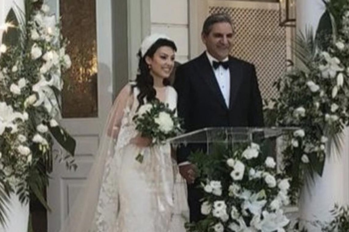 #SONDAKİKA I CHP'liler Yolsuzluğa ilginç yorum :)

Rüşvet operasyonunda tutuklanan CHP eski Milletvekili Aykut Erdoğdu'nun eşi Tuba Torun:
"Aykut bugün 'Cumhuriyet yıkıldı' dedi. Bu bir Kurtuluş Savaşı."
Kainat bu CHP'liler gibisini görmedi.