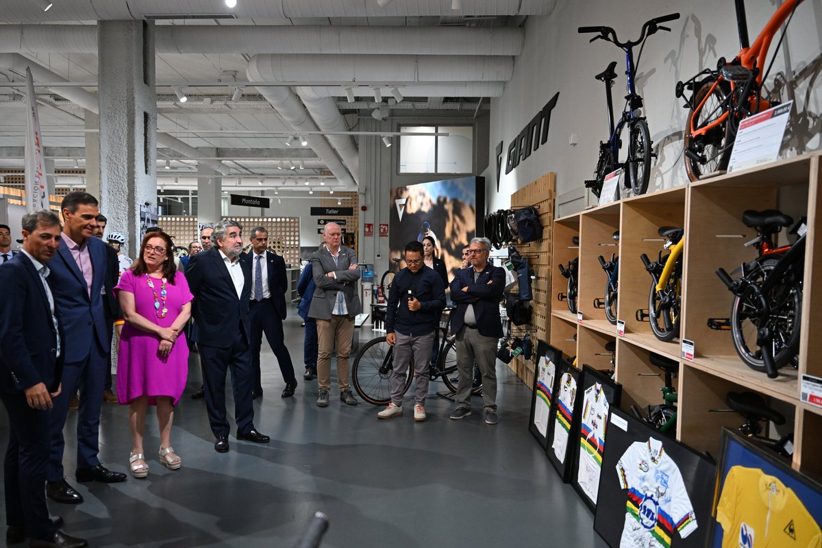 EstherCCMadrid's tweet photo. Ha sido un placer poder conversar hoy con @sanchezcastejon sobre la versatilidad de la bicicleta. Compromiso para avanzar en formación ciclista e impulsar la nueva Estrategia Estatal de la Bicicleta
🚴🚴♀️🚴🚴♀️🚴🚴♀️🚴🚴♀️
#DiaMundialDeLaBicicleta
#BikeDay https://t.co/wAIu3fMnWu