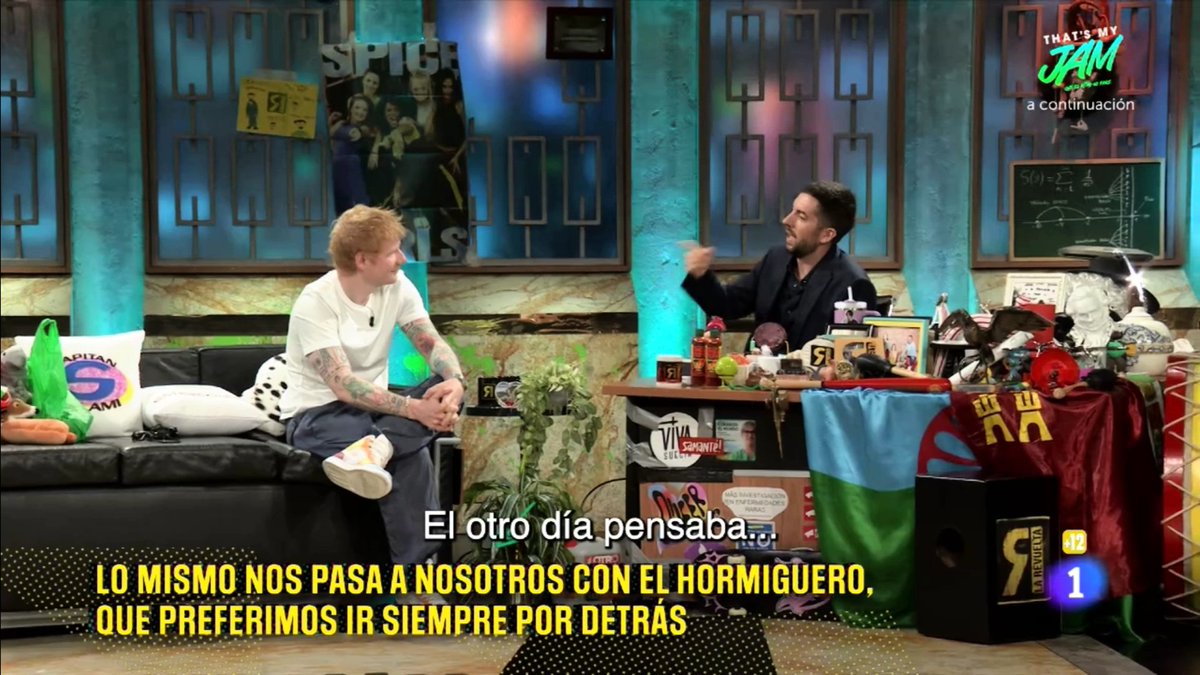 maika_rguez's tweet photo. Ed Sheeran en #LaRevuelta: "Me gusta estar entre los primeros sin la presión de ser el artista más escuchado, hay sitio para todos". 
El rótulo: 🤣 https://t.co/3f1jGE5a3i