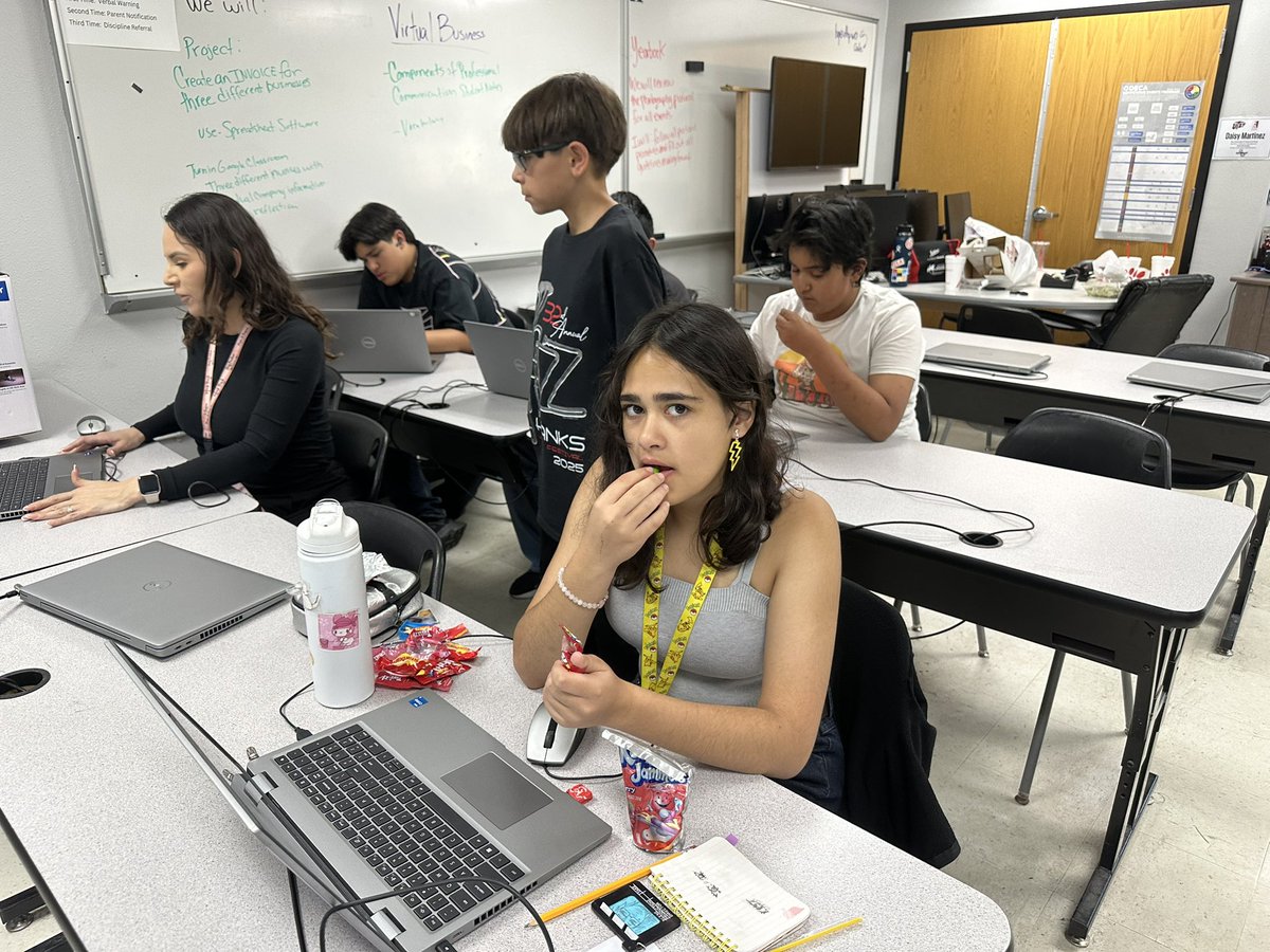 bre_terrazas's tweet photo. Photography Digital Media Camp 📸 🏰 ⚔️ 
@YsletaISDCTE @JMHanksHigh https://t.co/qMKbLS6N3x
