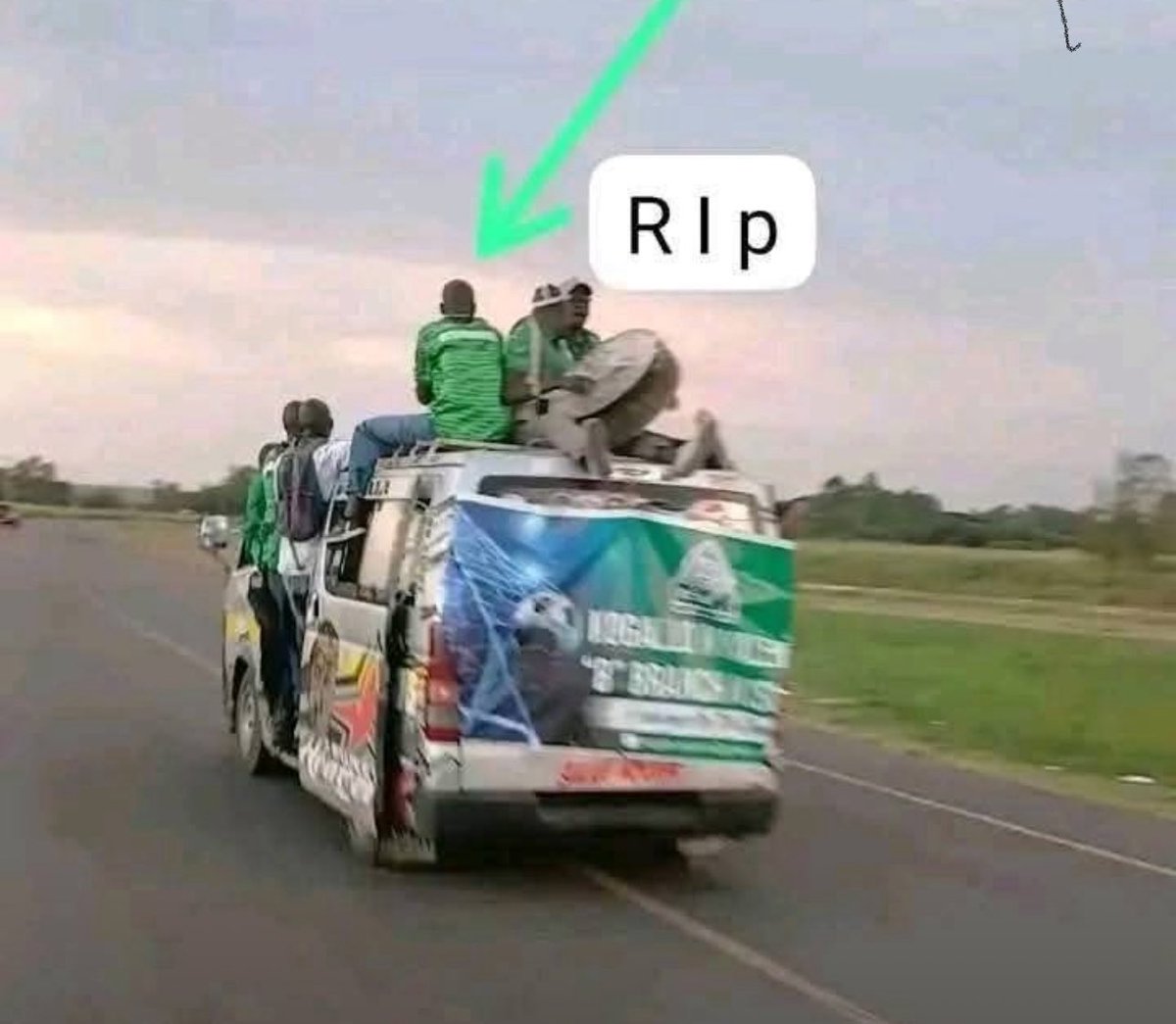 This KOGALO FAN left FOOD😭

Let’s avoid this type of recklessness on the ROADS; some of these deaths are highly PREVENTABLE 🙏🏿