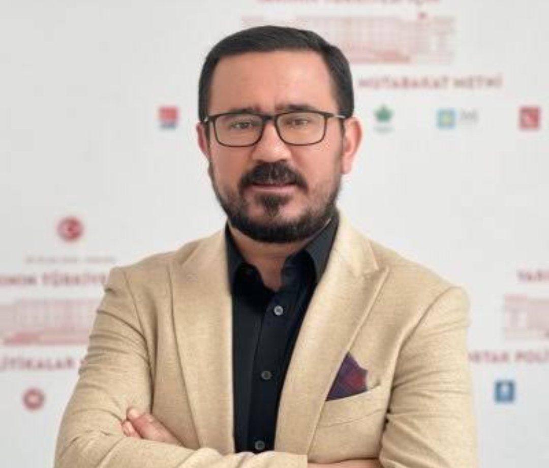 Gazetecilik dünyasının tanınan isimlerinden Gökhan Özbek, geçirdiği kalp krizi sonucu hayatını kaybetti. Henüz 41 yaşındaydı.