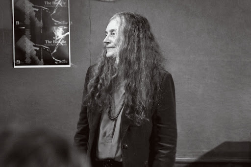 We are saddened by the passing of Alice Notley, Barnard Class of 1967, a celebrated poet whose rich life and career we explored in Barnard Magazine. bit.ly/3T75Mkk