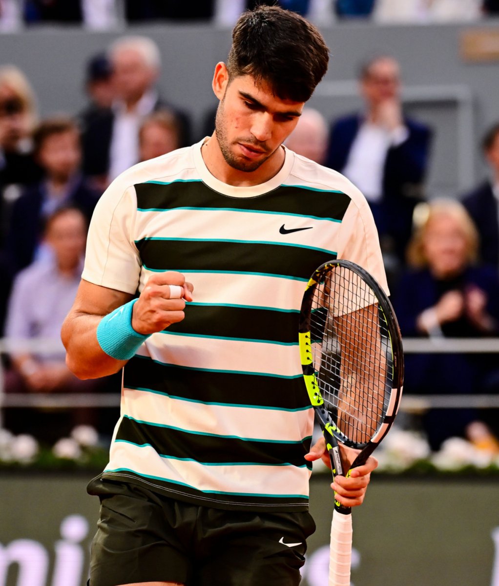 Impressionnant face à Tommy Paul en quarts de finale, qu'il a balayé en trois manches (6-0, 6-1, 6-4), Carlos Alcaraz s'est qualifié pour le dernier carré à Paris. 

L'Espagnol affrontera Lorenzo Musetti pour retourner en finale Porte d'Auteuil. 🇪🇸😯 

📸 Dante Badano / Psnewz