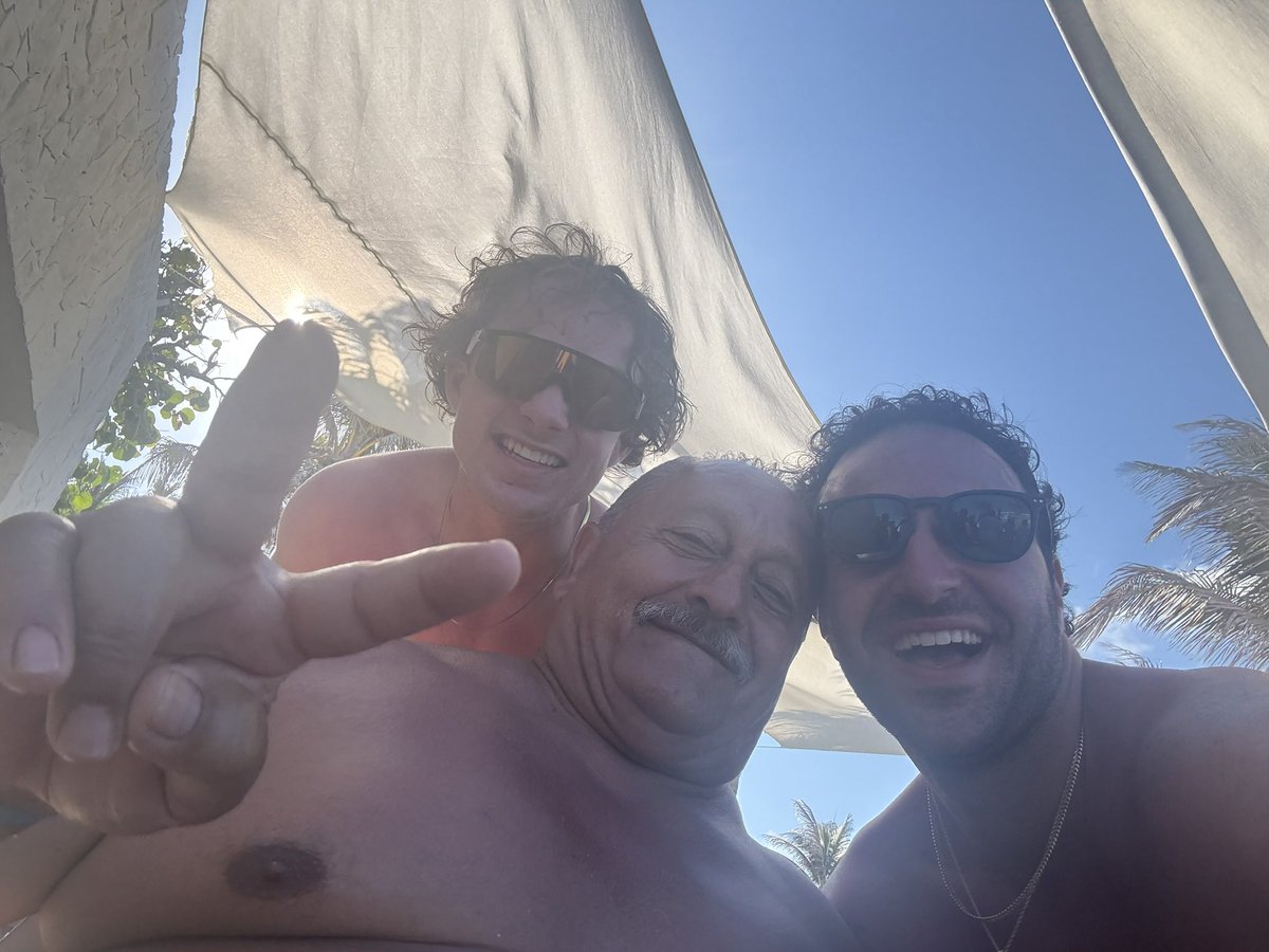 aaronsquealer's tweet image. went on vacation hated it