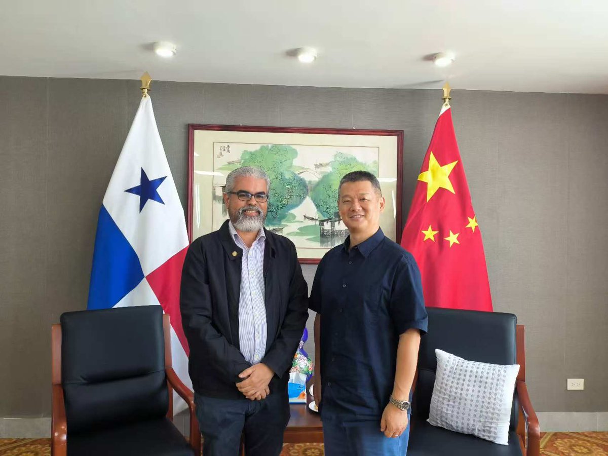 Samuel Prado Franco (@samuelpradof) on Twitter photo La amistad trasciende distancias y geografías, es valiosa por el intercambio cultural y social y nos une en los buenos y malos momentos. Junto al compañero <a href="/wuji_li/">LI Wuji</a> Ministro Consejero de la Embajada de la República Popular China en Panamá 🇨🇳🤝🏻🇵🇦 <a href="/EmbChinaPa/">Embajada de China en Panamá</a> <a href="/ChEmbPa/">Xu Xueyuan徐学渊</a> <a href="/weiasecas/">魏强 WEI Qiang</a> La amistad trasciende distancias y geografías, es valiosa por el intercambio cultural y social y nos une en los buenos y malos momentos. Junto al compañero <a href="/wuji_li/">LI Wuji</a> Ministro Consejero de la Embajada de la República Popular China en Panamá 🇨🇳🤝🏻🇵🇦 <a href="/EmbChinaPa/">Embajada de China en Panamá</a> <a href="/ChEmbPa/">Xu Xueyuan徐学渊</a> <a href="/weiasecas/">魏强 WEI Qiang</a>