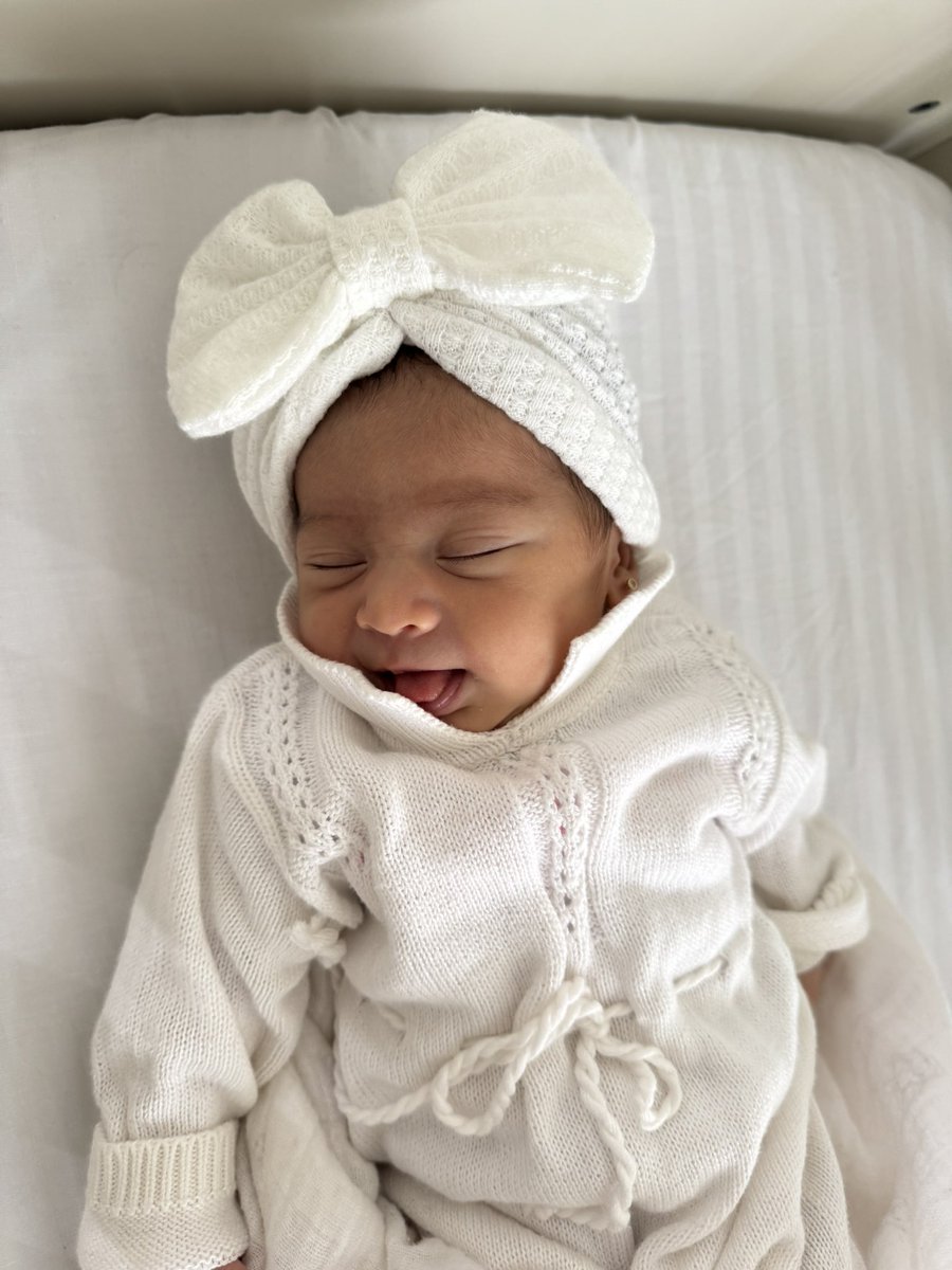 laurodriguezmx's tweet image. Hola gente linda! Vamos bien gracias a todos por sus mensajes, felicitaciones, recomendaciones etc…

Tenemos 7 días de #postparto, con sueño pero con mucho amor y felicidad, agradecida con esta princesa 👑 por ser tan sanita, alegre y comelona 🥰🥹✨🙏🏻